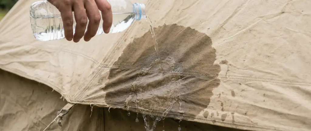 Test d'étanchéité réalisé en versant de l'eau sur la toile de tente pour vérifier la déperlance.