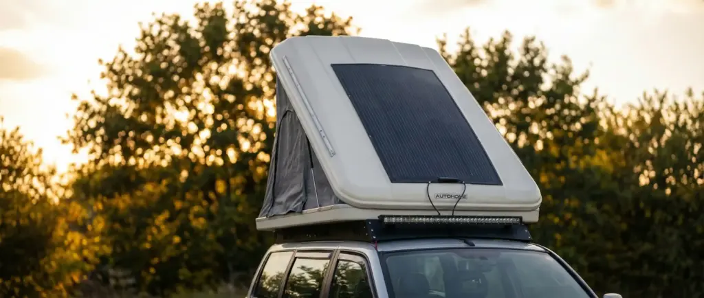 Tente de toit Autohome Columbus X-Long déployée sur un Land Rover Defender 110.