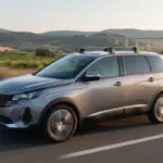 Voiture avec barres de toit profilées roulant en silence sur l'autoroute