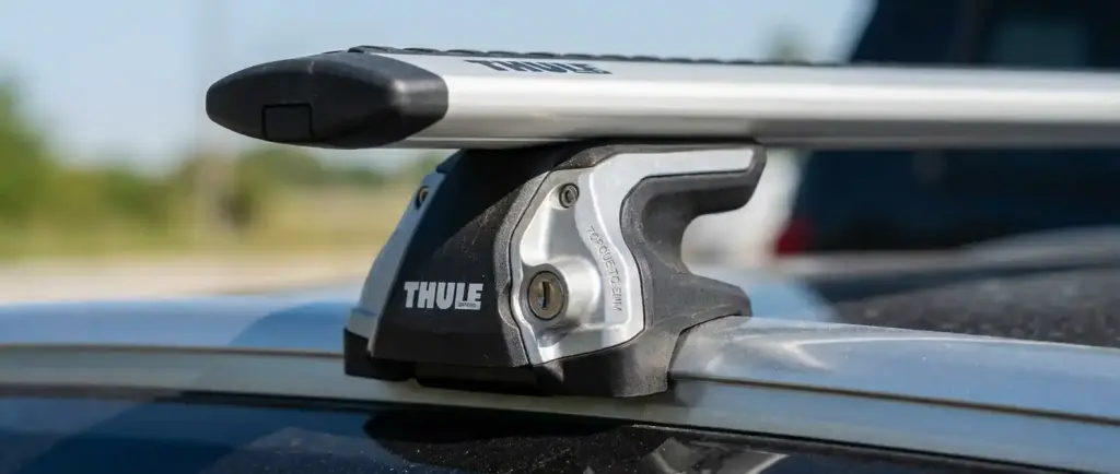 Détail du pied de fixation sécurisé d'une barre de toit Thule Wingbar