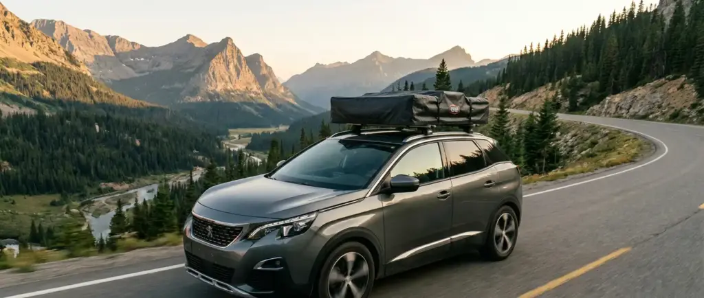 Peugeot 3008 gris avec tente de toit Decathlon MH500 fermée sur le toit