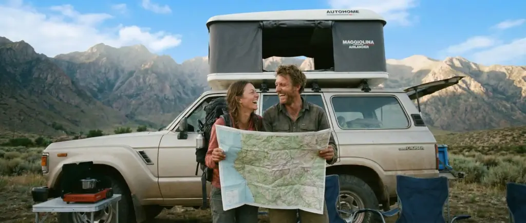 Explorateur préparant son bivouac avec une tente de toit voiture