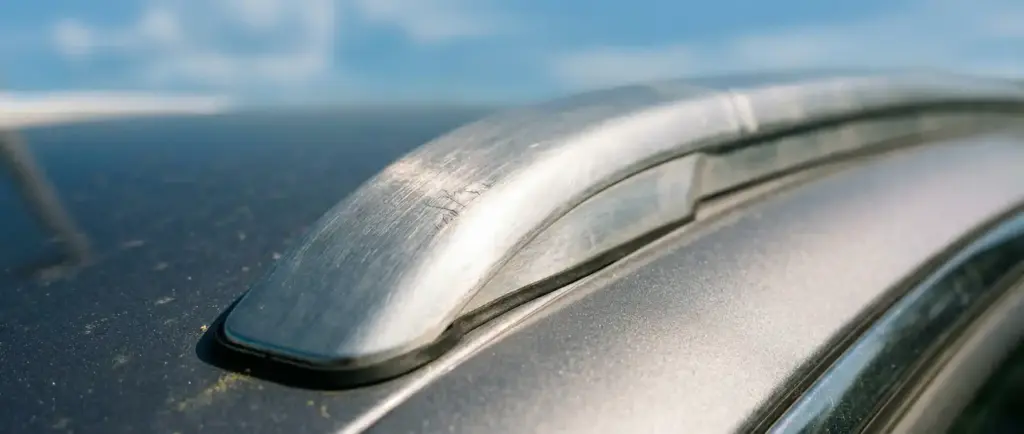 Gros plan sur les rails de toit longitudinaux intégrés d'un Peugeot 3008 Phase 2