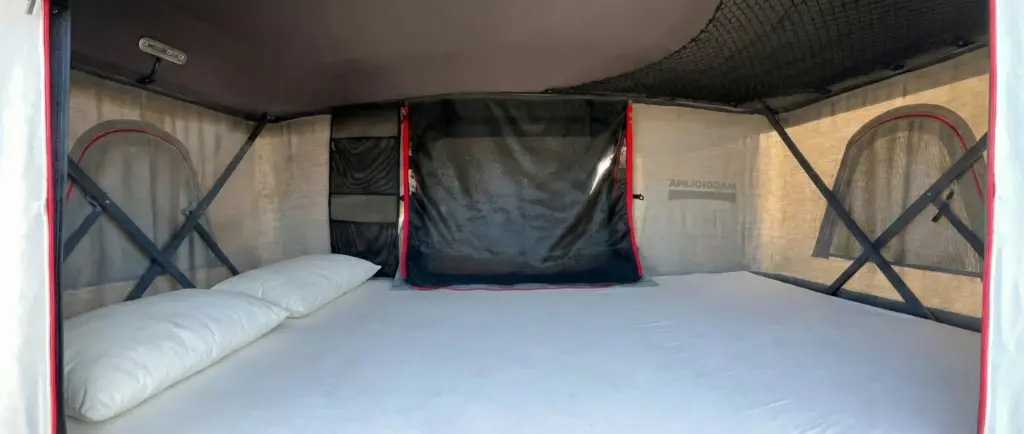 L'intérieur de la tente de toit Autohome Maggiolina Grand Tour 360° Large X-Long