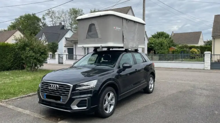 Tente de toit rigide Autohome Maggiolina sur un véhicule audi en bivouac